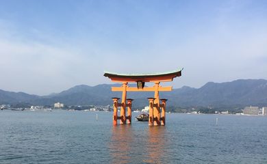 水中に立つ大鳥居
