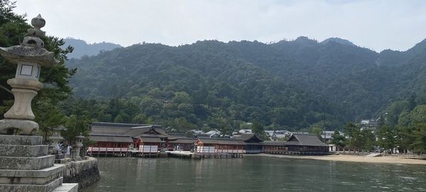 海の上に建つ厳島神社